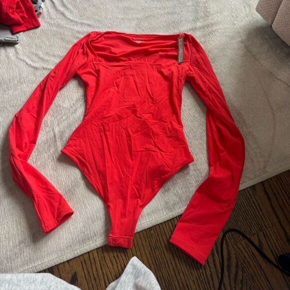 New red SKIMS ESSENTIAL LONG SLEEVE SCOOP NECK BODYSUIT - Picture 1 of 2